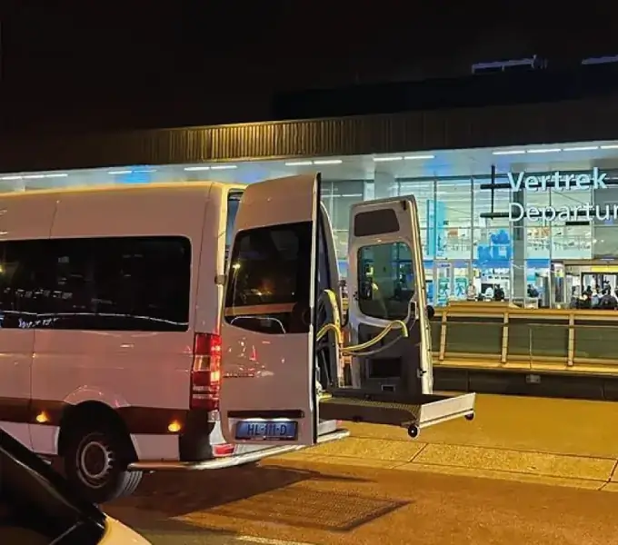 Rolstoelbus bij Schiphol voor reizigers uit Heemskerk
